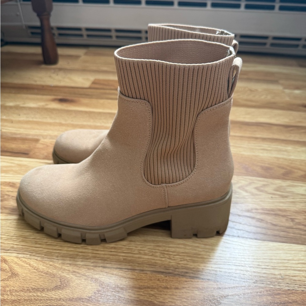 Super cute chunky heel Chelsea boots 🤍